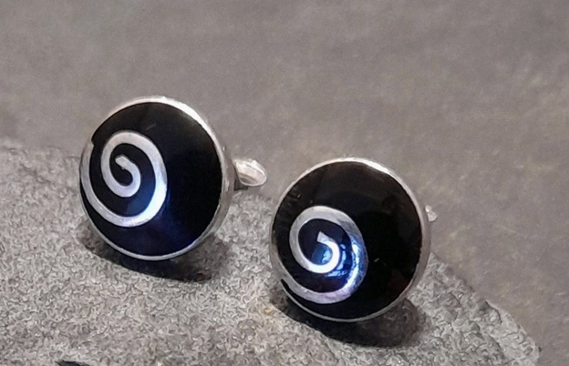 Black Swirl Studs - SS580B
