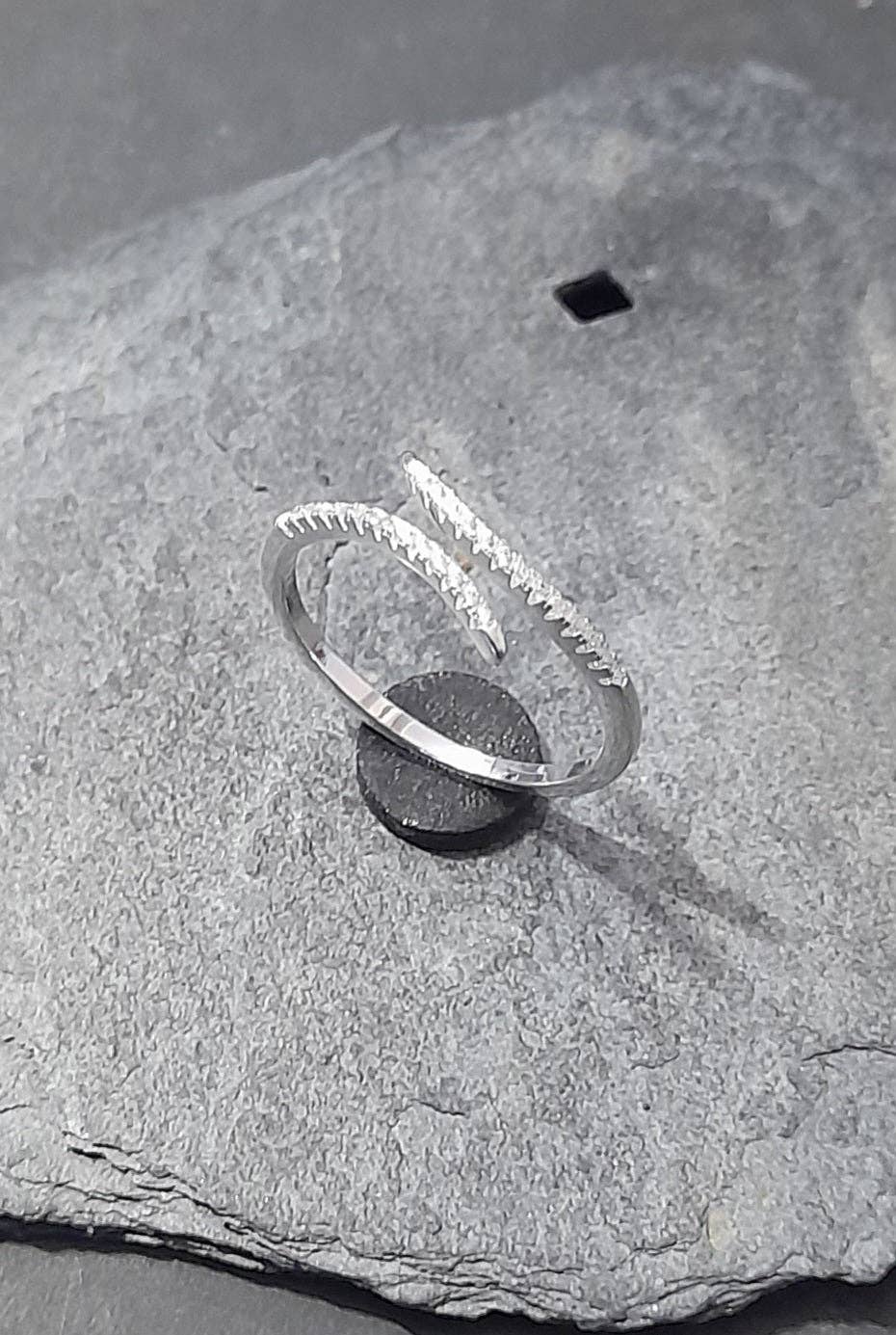 LOVE TWIST CZ RING - SR097B